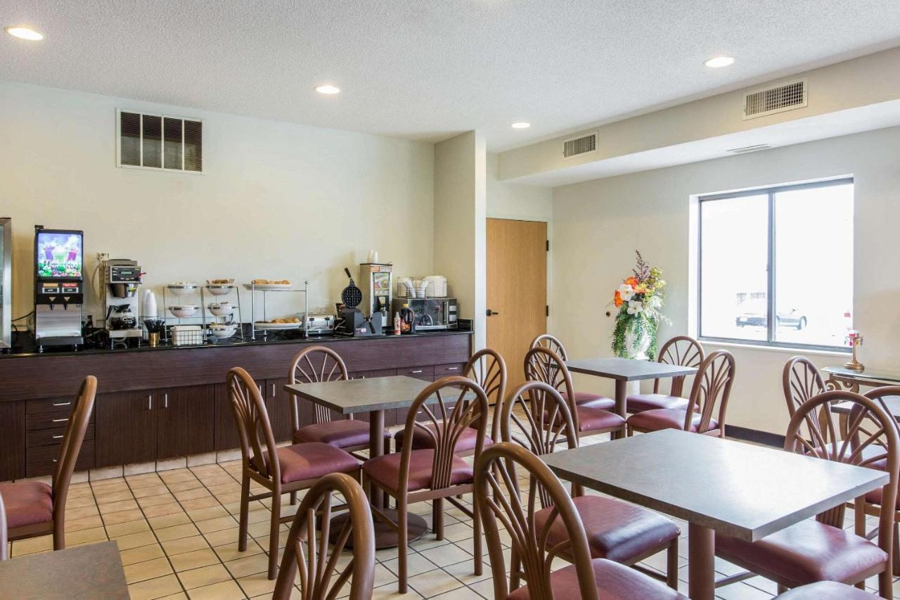 Econo Lodge Inn & Suites Peoria Illinois 외부 사진