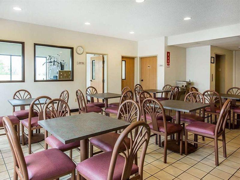 Econo Lodge Inn & Suites Peoria Illinois 외부 사진