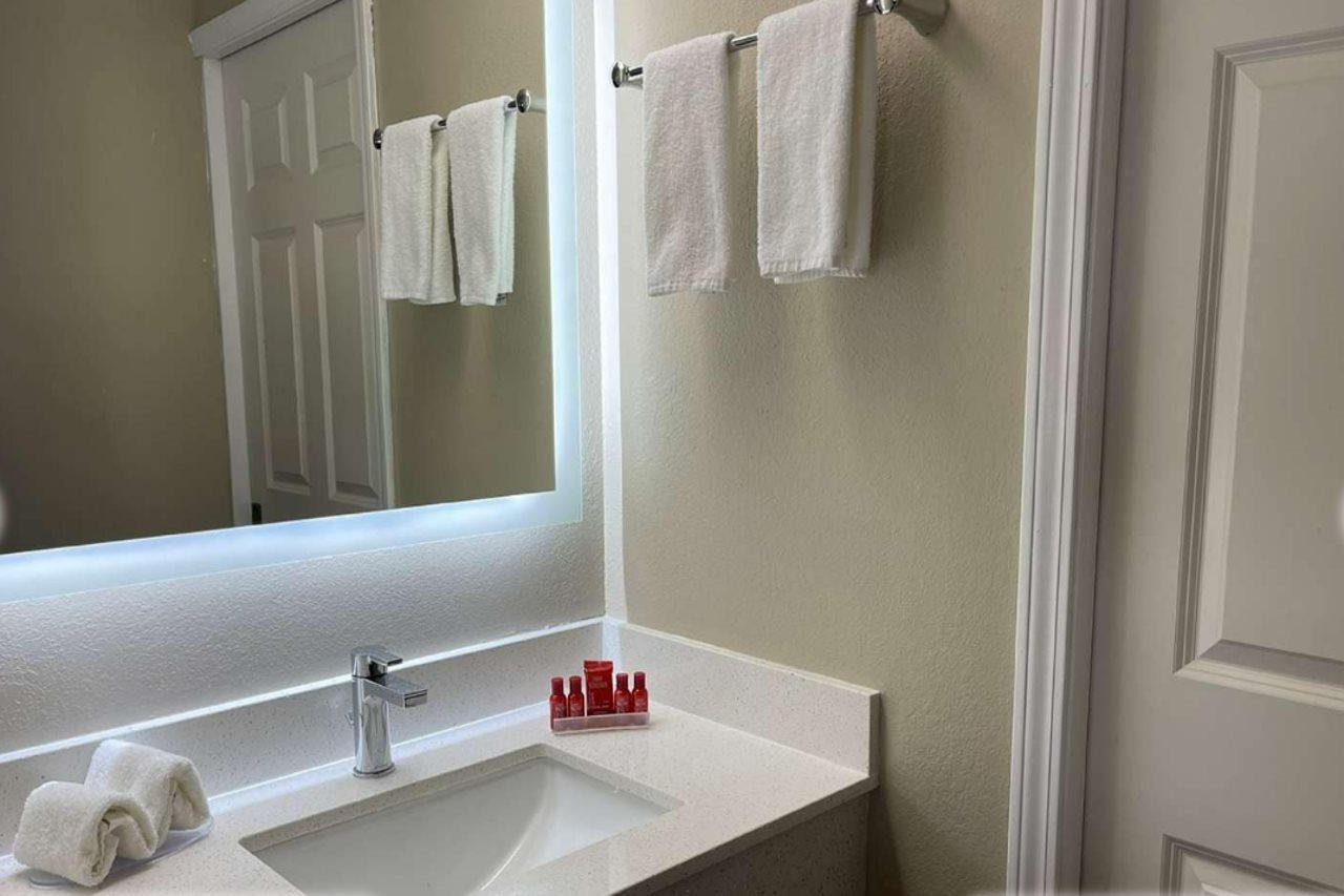 Econo Lodge Inn & Suites Peoria Illinois 외부 사진