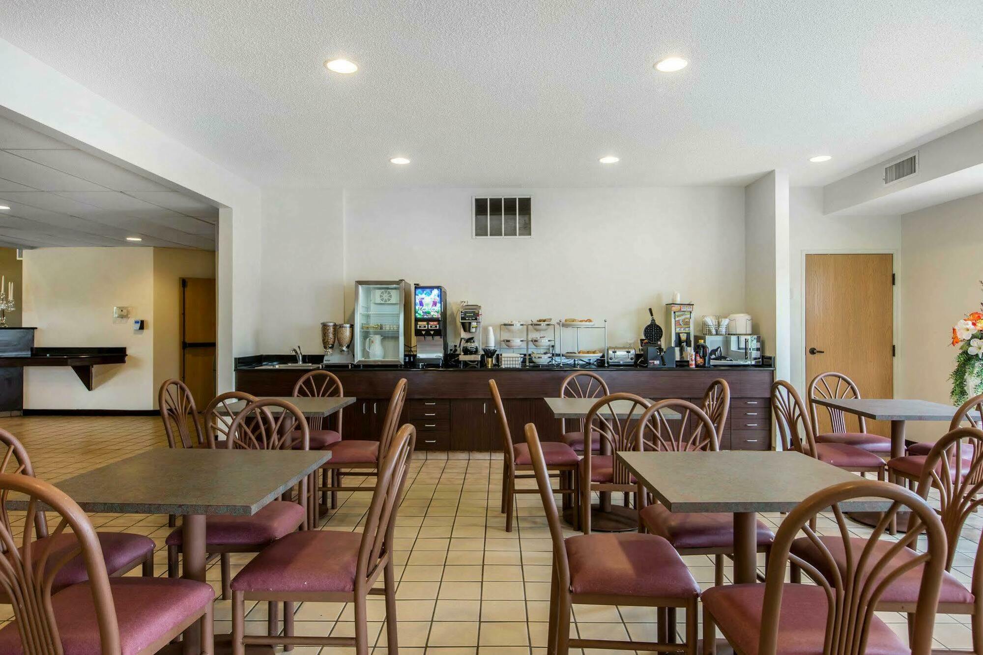 Econo Lodge Inn & Suites Peoria Illinois 외부 사진